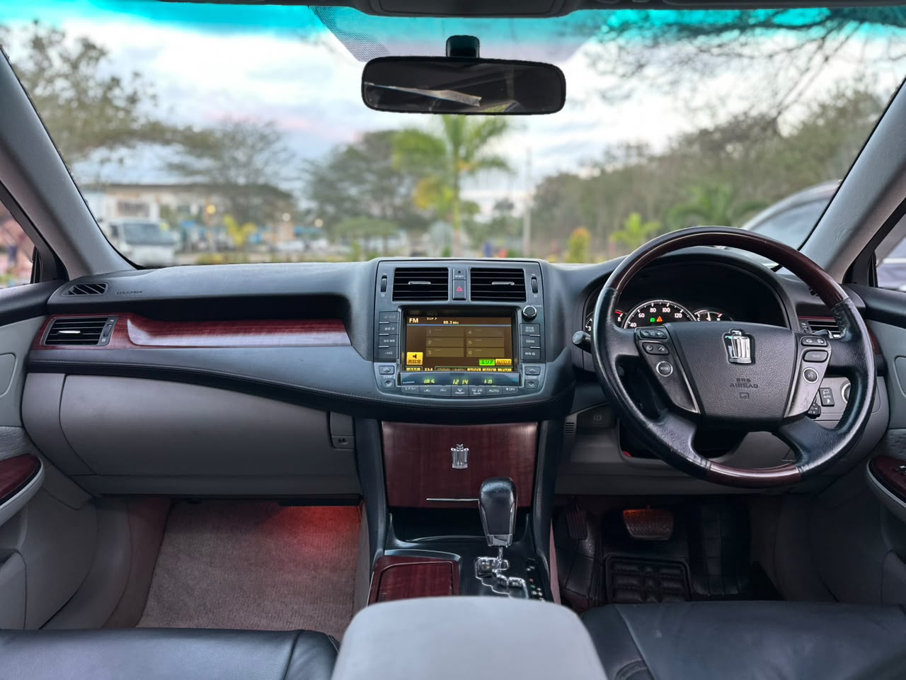 TOYOTA CROWN thumbnail 4